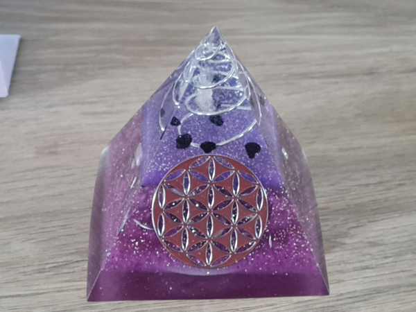 Orgonite pyramide violet fleur de vie